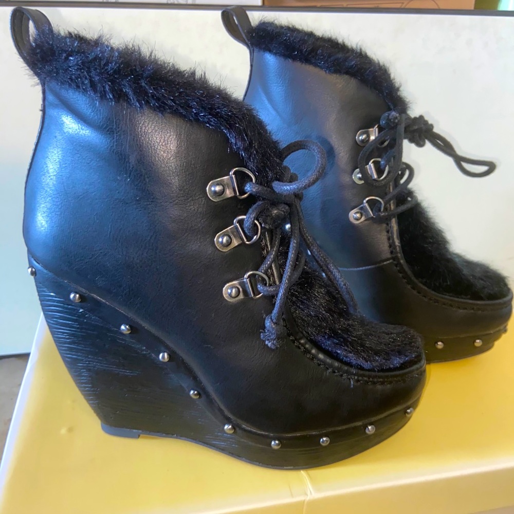 🌻Women’s wedge bootie🌻